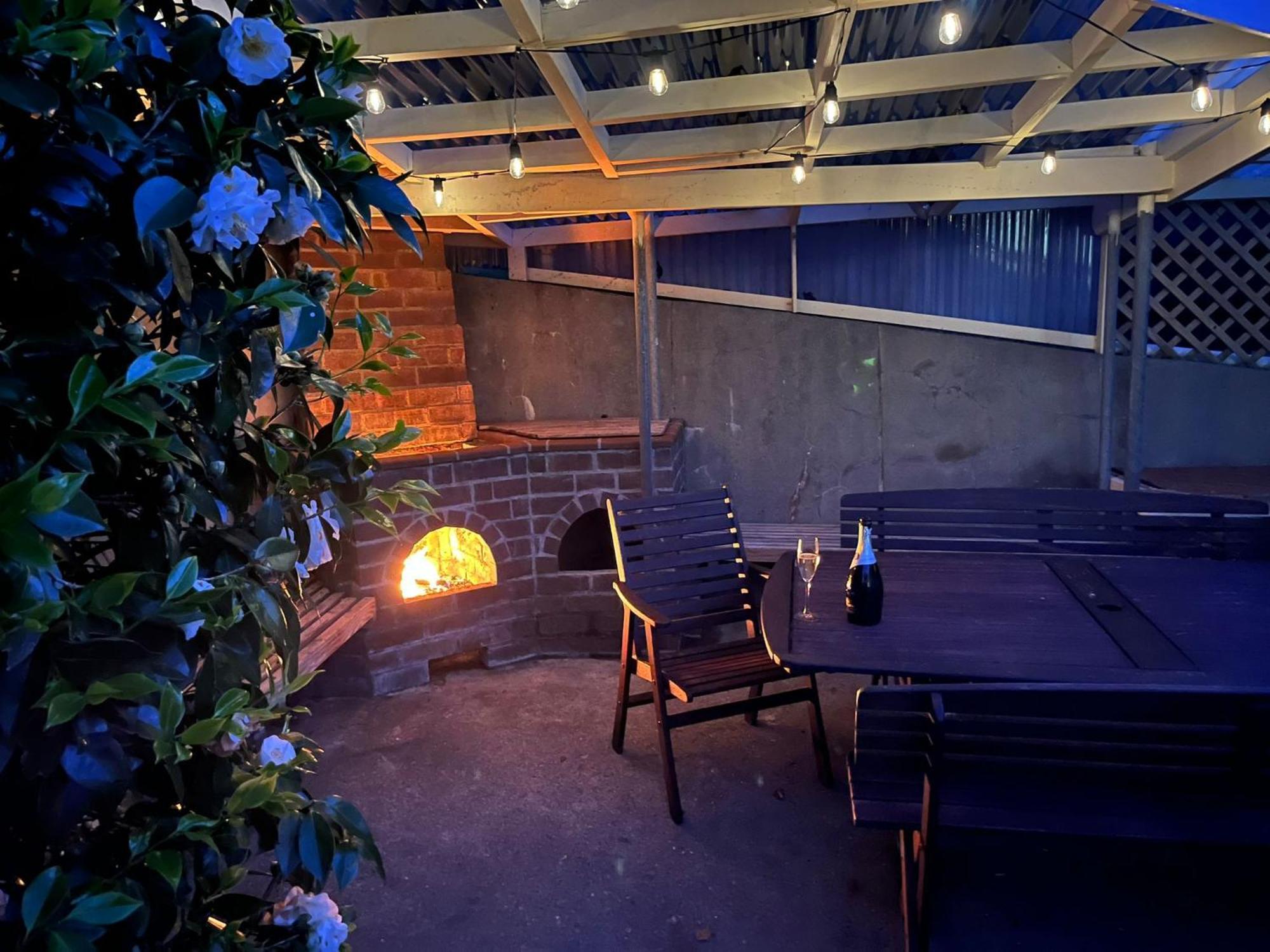 פורירואה Retro 4 Bedroom Home, Warm And Welcoming, Quiet Location מראה חיצוני תמונה
